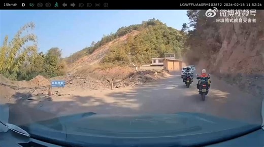 🔴😱#Chine, une femme sur une moto a confondu les pédales et s'est envolée dans un ravin. En essayant d'éviter un motocycliste qui arrivait en sens inverse, elle a paniqué et a appuyé sur l'accélérateur au lieu du frein — et s'est envolée dans le précipice avec une superbe manœuvre digne de GTA. Malgré la hauteur, la femme s'est contentée d'une "peur et d'une gêne". | L'Info Sans Filtre