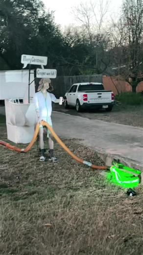 The neighbors yard 🎄🤭🚽#nationallampoonschristmasvacation #merrychristmas #christmas