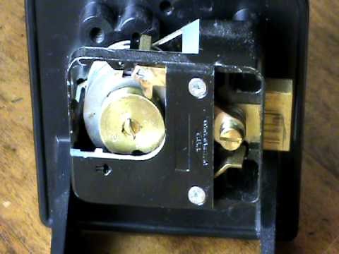 How works a safelock (spring loaded lever-fence mechanism)