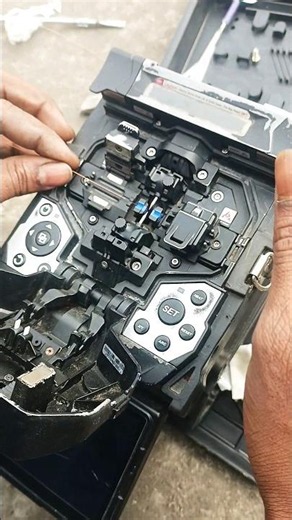 How High-Speed Internet Is Connected #Shorts #opticalfiber #splicing