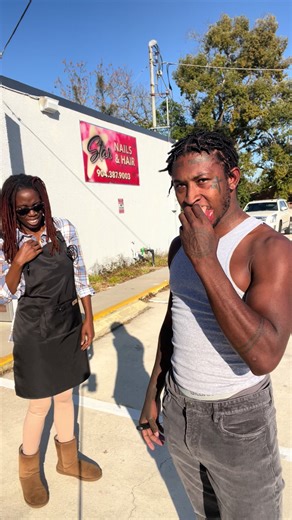 Eat raw pichana in front my loctician this my first time meeting her and she never seen my vids or know anything about eating raw meat it’s a raw reaction #davariusdlc