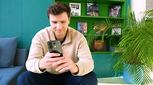 Das Redmi Note 13 Pro 5G bringt für rund 450 Euro überzeugende Smartphone-Technik im Großformat. Wir zeigen euch im Test, wo Xiaomi punktet und wo ihr zum Sparpreis Abstriche machen müsst. Das Highlight des Note 13 Pro 5G ist sein großes Display. Auf 6,7 Zoll zeigt das OLED-Panel eine knackige Schärfe, satte Farben und schöne Kontraste. Zudem ist es mit über 1.500 Nits sehr hell und bietet eine butterweiche Darstellung von 120 Hertz. | CHIP