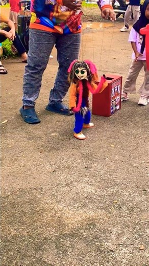 The puppet string dances to monitor the chairman