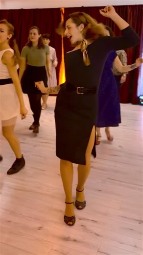 Crazy Swing School on Instagram: "DOMENICA 14 DICEMBRE 🎄 ⚠️ I posti sono limitati! ⚠️ Lindy hop • Swingout Variations Boogie Woogie • Swingout nel boogie woogie Vintage Routine • Shim Sham Dj Elliot Kirby @theelliotkirby solo VINILI LINK IN BIO Ti aspettiamo 🤌🏻 #lindyhop #soul #swingdance"