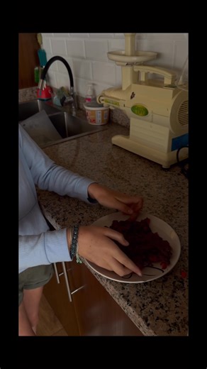 Lia Makes a Strawberry Chocolate Bar, Part 2 | The Raw Food World