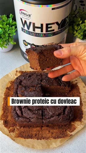 Mihaela Stoica | Body by Miha on Instagram: "Brownie proteic cu dovleac, fără făină, fără zahăr💯 1 bucată are 105 calorii și 15g proteină 😱 O rețetă delicioasă și ușor de preparat🤤 Ingrediente: ✅ 300g dovleac ✅ 2 ouă + 80ml albuș ✅ 60g pudră proteică @geniusnutrition ✅ 20g pudră de cacao ✅ 30g îndulcitor ✅ esențe de vanilie și rom ✅ scorțișoară ✅ 50g budincă proteică ( eu am avut de vanilie, dar poți pune și de ciocolată ) ✅ ciocolată neagră 90% ( opțional ) - nu este inclusă în caloriile cal