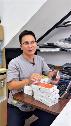 53K views · 536 reactions | Lên đời iPhone 17 Pro Max không phải bây giờ thì bao giờ? Lý do 17 Pro Max đã giảm kịch sàn và 16 Pro Max, 15 Pro Max vẫn đang rất được giá. #2tmobile #iphone17promax | 2T Mobile | Facebook