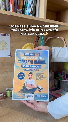 su on Instagram: "Bu 3 kaynağı sınava girmeden kesinlikle çözmek gerekiyor bence. Sınav formatına en yakın kaynaklar diyebilirim. Aşırı kaliteli 3 hoca.🤝🏻 Kesinlikle reklam yapmıyorum. Kendim kullanıyorum çıkmış sorularla aşırı benzer formatta hazırlandıklarını fark ettim ve önermek istedim. 🫴🏻 Kitaplara @indekskitapcom ‘dan su5 kodu ile indirimli ulaşabilirsiniz.🥳 #reklam yok #kpss26 #ösym #kpsscoğrafya #ags"