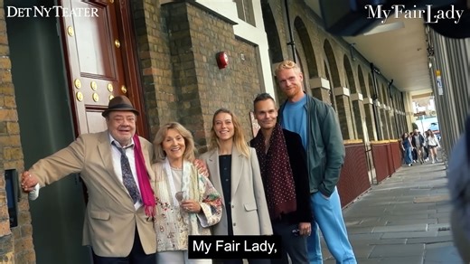 MY FAIR LADY – Research i London Susse Wold, Tommy Kenter, Sofie Topp Christensen, Peter Plaugborg og Kim Hammelsvang har været på inspirationstur til London. Her gik de i Eliza Doolittles fodspor og besøgte bl.a. Covent Garden, hvor professor Higgins møder blomsterpigen Eliza, og Wimpole Street hvor Higgins bor. Se med her. My Fair Lady får premiere 5. februar i en ny storslået opsætning på Det Ny Teater. Musicalklassikeren over dem alle. Se mere og billetter: www.detnyteater.dk/forestillinger/