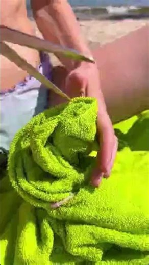 From towel outfit to swimsuit 👗⏪ #diyoutfit #beachstyle