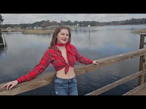 Country Girl in Florida Wearing a Knotted Shirt!