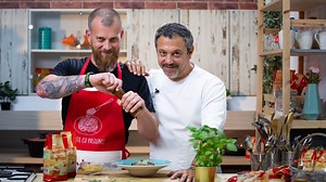 53K views · 3.7K reactions | Am avut norocul să-mi fac mulți prieteni. Pe unul dintre ei l-am invitat în bucătăria Arnos! Foooooca! Îl țineți minte, nu-i așa? N-a venit cu mâna goală, ci o rețetă de penne rigate Arnos cu vită și hribi. Poftă bună! :) | Chef Sorin Bontea | Facebook