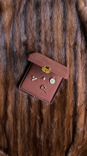 Alexis Conway on Instagram: "Earring stacking with @hirotakajewelry 🌟🤍 I adore their holiday gift sets and newest collections! #hirotakajewelry"