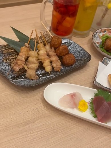 近鉄四日市駅から徒歩3分😉 全席完全個室で楽しめる居酒屋❣ 焼き鳥、海鮮、牛タン、もつ鍋、なんでもお任せ！ お席のみ、単品飲み放題、宴会コース全部いけちゃうよ😋 2H飲み放題付き宴会コースは3850円（税込）からご用意♪ webでもお電話でもご予約承ってます！！ ☎ 059-337-9786 住所: 〒510-0087 三重県四日市市西新地１０−２０ 四日市 Food Marketビル 3F #四日市グルメ #三重グルメ #三重居酒屋 #四日市居酒屋 #個室居酒屋