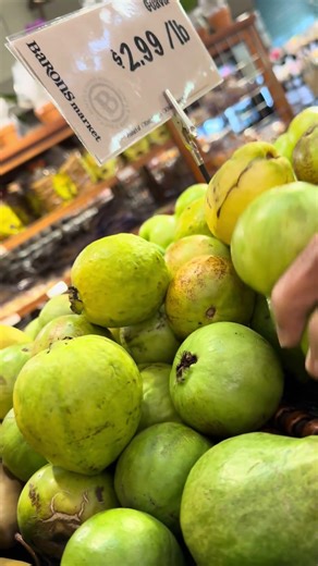These Guavas Look Insanely Good #shorts #foodie #guava