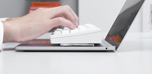 ノートPCの上にキーボードを乗せるためだけに生まれてきたグッズ