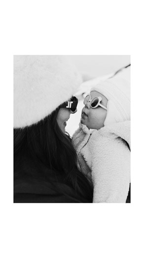 Mathilde on Instagram: "Effectivement, impossible de prétendre le contraire : notre fils n’aura aucun souvenir de ces voyages que nous faisons et ferons avec lui avant quelques mois ou quelques années. Mais nous, oui 🥰 Nous, on s’en souviendra. On se souviendra de la magie de ces moments à trois, de ces escapades, de ses yeux qui brillent face aux paysages, de ses petites mains tendues vers la neige, de son air étonné devant l’immensité de tout ce blanc. Et un jour, on lui racontera 🤍 On lui r