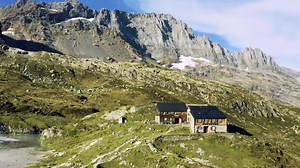 Whether you prefer to escape the fog and head for the mountains by cable car or want to see the lake landscape of the #LakeLucerneRegion in the golds of autumn, dig out your walking boots and get ready to explore! 🥾🍂🏔🚡 www.luzern.com/hiking | I love Lucerne
