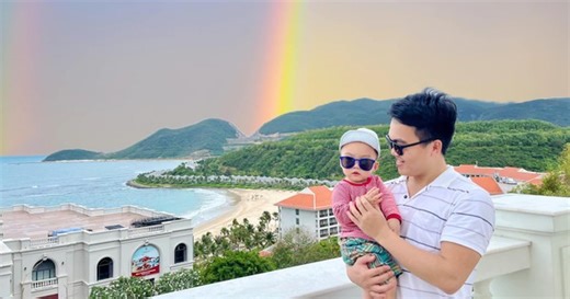 Clip bố đọc văn cho con trai hút 3 triệu view, nể nhất là màn “bắn” 3 ngôn ngữ của cậu bé