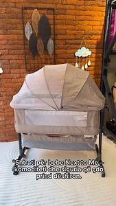 “Shtrati për bebe Next to Me – komoditeti dhe siguria që çdo prind dëshiron. Falë dizajnit të tij praktik, mund ta mbani beben gjithmonë pranë jush, duke krijuar ndjenjën e afërsisë dhe qetësisë gjatë çdo nate. Rrjeta anësore mundëson ajrosje të plotë dhe mbikëqyrje të lehtë. Mbulesa kundër insekteve siguron gjumë të qetë e të mbrojtur, ndërsa rrotëzat e qëndrueshme e bëjnë lëvizjen e tij të lehtë në çdo ambient. Ka edhe hapësirë shtesë poshtë për ruajtjen e gjërave të përditshme të bebes. Një s