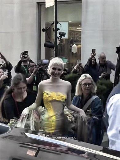 ‏#EmmaChamberlain Is making here way the to #MetGala | Met Gala 2026