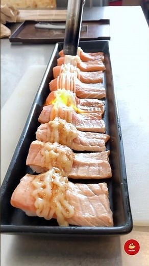 Aburi Salmon Nigiri 炙りサーモン鮨の作り方 (Burned Salmon Sushi) - Thai Street Food