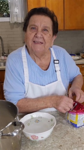 Nonna pia making Zeppole 😍🇮🇹☕️🤌👍👌 #Zeppole #Italian #ItsAnItalianThing #Growingupltalian #ItalianAmerican #nowthatsitalian | The Positive Paisan