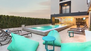 Absolute Traumkombi: Erlebt 3 Traumziele auf einer Reise! 😎 ✈️ Thailand | Bangkok & Kanchanaburi & Hua Hin ✈️ 14 Nächte | Reisezeit: 12/24 - 10/25 ✈️ Veranstalter: NEON Reisen 🏖️ 3 Nächte im 4☀ Cross Vibe Bangkok Sukhumvit 🏖️ Upgrade One Bedrom Suite 🏖️ Upgrade auf HP 🍹 3 Nächte im 4☀ Mida Resort Kanchanaburi 🍹 Superior Zimmer & Upgrade auf HP 🍹 10% Rabatt auf Speisen & Getränke 🐚 8 Nächte im 4☀ Sea Sand Sun Hua Hin 🐚 Upgrade Premier Beachfront & HP 🐚 10 % Rabatt auf Speisen & Getränke