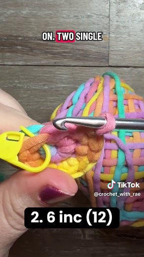 Detailed tutorial for my high school students to practice their crochet skills. A stress ball / hacky-sack.