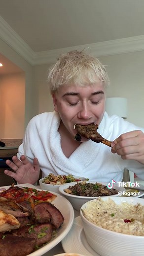 ‏Late night Arabic room service😍 @Atlantis Dubai | mukbang