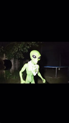 Alien jumps fence and pauses to look back #aliens4humanity #veo3 #fyp