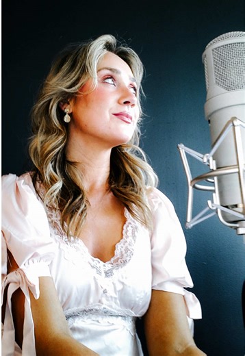 soundroom session featuring @Kat Tracey Olivia Dean • Man I Need Cover © 2025 Universal Music Operations Limited