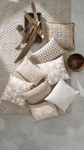 Los cojines son la manera perfecta de renovar tus espacios de forma sencilla y rápida, además son el toque ideal para reflejar tu estilo personal✨. Aunque no existe una fórmula mágica, hay pequeños trucos que te ayudarán a conseguir un resultado estético y acogedor❤️. Descubre en este video 4 consejos para que le des un nuevo aire a tu cama 🙌. #Rosen #RosenChile #Cojines #CojinesRosen #Textiles #Deco #Decoración #Living #Descanso | Rosen