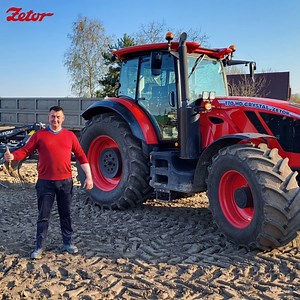 3.2K views · 203 reactions | I pán Tomek je taky jedním našich spokojených zákazníků. Na jeho farmě má několik ZETORŮ, které mu usnadňují každodenní práci na poli. Mezi jeho favority patří ZETOR CRYSTAL HD 170 a FORTERRA HSX 140.  Mr. Tomek is also one of our satisfied customers. He has several ZETOR tractors on his farm, which make his daily work in the field easier. His favourites include ZETOR CRYSTAL HD 170 and FORTERRA HSX 140. | ZETOR | Facebook