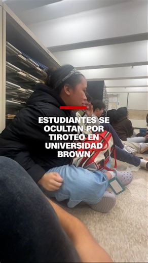 Un dramático video obtenido por CNN muestra el momento en que la Policía de Providence encuentra a estudiantes refugiados en una biblioteca de la Universidad de Brown después de que un atacante abriera fuego el sábado. La Policía escoltó a los estudiantes a un lugar seguro. | CNN en Español