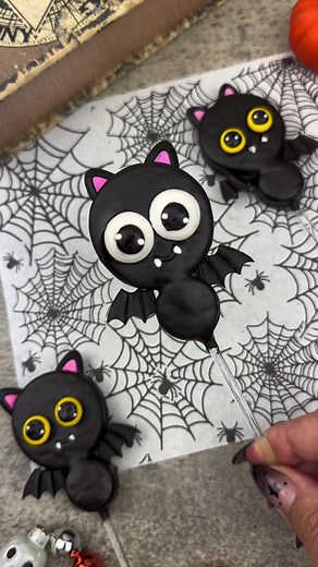 1M views · 28K reactions | Spooky cute Oreo Bat Pops. I was looking for a cute bat pun to insert here, but all of them sucked. 驪 Animal ear and bat mold and Stover & Company sweet shoppe dark chocolate are available from Crafty Cake Shop . #oreo #oreos #oreocookies #oreopops #dippedoreos #chocolatecoveredoreos #Halloween #halloweentreats #halloweeninspo #halloweeninspiration #halloweenparty #halloweenpartyideas #halloweencookies | beautyanddasweetz | Facebook