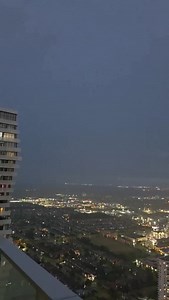 Last night’s thunderstorm as seen from Mississauga 😍⛈️ 🎥@parlacanada on TT #toronto #tdot #the6ix #toronto_insta #torontoblogger #thunderstorm #lightning #lightningstrike | Epic Toronto