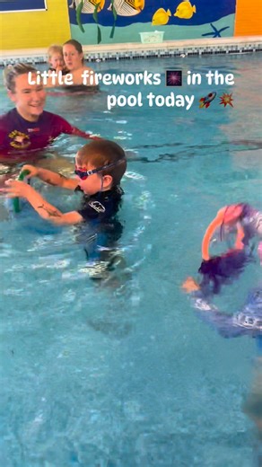 Teaching water safety and confidence in a fun environment #babyswimminglessons #swimminglessons #babysensoryplay | Splash Babies