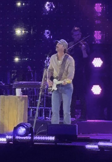 Riley Green Performs 'Worst Way' at RodeoHouston