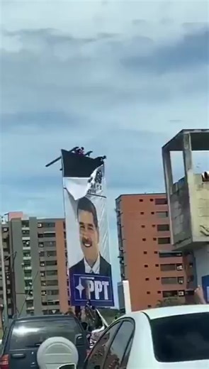 Au #Venezuela, l’annonce de l’arrestation du président Nicolás Maduro a provoqué des scènes de liesse au sein de l’opposition. Tandis que ses partisans dénoncent un coup de force, le gouvernement vénézuélien condamne fermement cette action et accuse les États-Unis d’ingérence. | Justin Kabumba