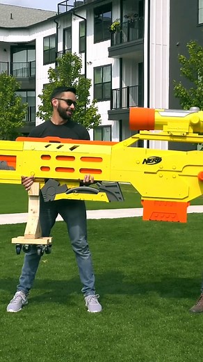 Largest Nerf blaster - 3.81 m (12 ft 6 in) by Michael Pick 🇺🇸 AKA The Casual Engineer | Guinness World Records
