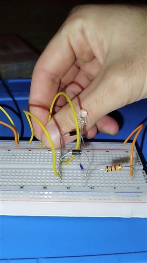 NOR gate implementation using diodes #reels #shorts #electronic #electronics #breadboard