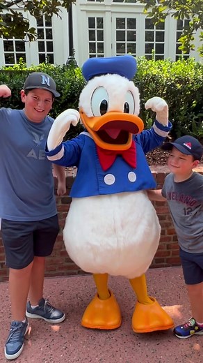 Meeting Donald Duck Surprise Meet & Greet in EPCOT at Disney World #Donaldduck #epcot #disneyworld #disneyparks