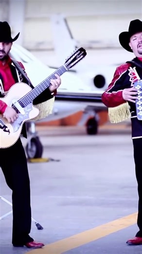 1.8K views · 2.4K reactions | El coyote acostumbrado a lidiar con el peligro  le dijo a su copiloto, ajústate bien el cincho  esta carga iba pa’Denver ahora va pa’San Francisco  @paulinovargasjr #ElCoyote #LosViejonesdeLinares #PaulinoVargas | Los Viejones De Linares Oficial | Facebook