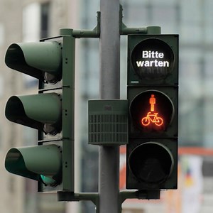 30K views · 613 reactions | Vor 100 Jahren wurde in Deutschland die erste elektrische Verkehrsampel aufgestellt. Auch heute regeln Ampeln noch den Verkehr, auch wenn man manchmal das Gefühl hat, alle stehen und niemand kommt voran. Wer sorgt eigentlich dafür, dass es irgendwann grün wird? André zeigt, wie Ampeln funktionieren | Die Maus | Facebook