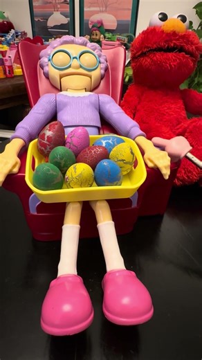 SATISFYING GREEDY GRANNY AND ELMO SESAME STREET #asmr #viral #trending #cute #toys #funny #shorts