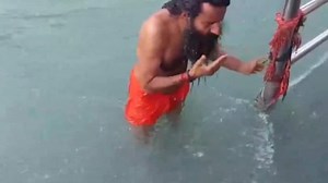हर की पौड़ी में बचपन के दिन याद करते हुए बाबा रामदेव ने गंगा में लगाई छलांग, देखें वीडियो