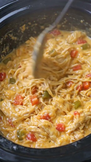 🧀 Slow Cooker Creamy Queso Chicken