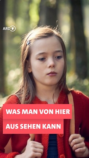 ARD Mediathek on Instagram: "✨ Warum Du diesen deutschen Film sehen musst: Er ist magisch, leise, berührend, ohne Pathos und auch nicht cringe – finden wir jedenfalls. 🦓 "Was man von hier aus sehen kann" erzählt von einer Welt, in der ein Okapi den Tod ankündigt, eine Großmutter Visionen hat und ein ganzes Dorf seine Geheimnisse lüftet. Die Verfilmung des gleichnamigen Bestseller-Romans von Mariana Leky – mit Luna Wedler, Corinna Harfouch und Karl Markovics in den Hauptrollen – zeigt ein