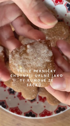 Život podle Garpa on Instagram: "🔥 Tyhle rumový srdíčka musíš zkusit! Znáš rumová srdíčka z krámu? Byly většinou v pytlíku a našel si je u bombonů.💛 Já je naprosto milovala – a tenhle recept je pro mě totální stroj času. Vůně perníkového koření, medu a rumu… přesně jako tenkrát v sáčku, jen ještě lepší. Teď si je můžeš upéct doma – jsou neskutečně dobré, hned vláčné a garantuju ti, že se budeš držet, abys je nesnědl na posezení. Ideální péct pár dní před Vánoci ✨ Suroviny: * 120 g rozpuštěného